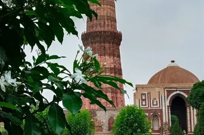 Descubre la historia viva de delhi: jama masjid, qutub minar, fuerte rojo y los vibrantes mercados de especias. transporte privado, entradas y paradas flexibles incluidas.