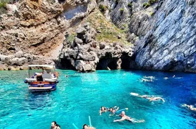 Capri en bateau privé depuis Amalfi : Grottes et boissons incluses