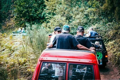 Partez en jeep décapotable de funchal à cabo girão, découvrez des villages de pêcheurs et admirez la vallée des nonnes. prise en charge à l’hôtel et guide local inclus.
