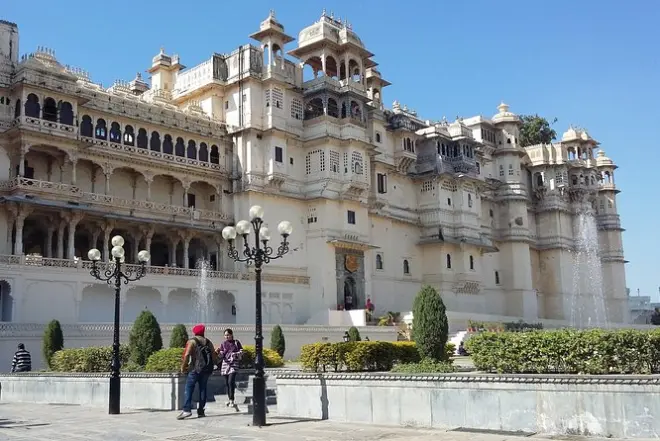 Walking tour Udaipur: City Palace & Jagdish Temple inside