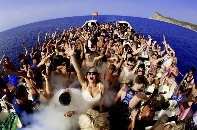 Ibiza Sunset Bootsparty + 2 Club-Eintritte