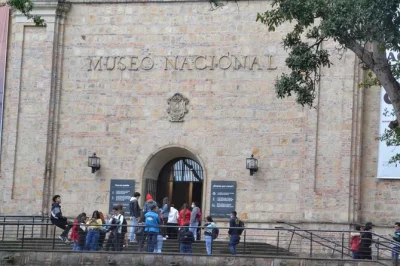Entdecke bogotas viertel teusaquillo bei einem geführten spaziergang. besuch das nationalmuseum, probier craft beer und kaffee, und tauch ein in die bunte street art. jetzt buchen!
