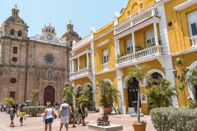 Descubre los sabores de cartagena, la experiencia única del volcán de lodo y una fiesta en barco al atardecer, todo en un día lleno de aventuras con guía, degustaciones y transporte incluido.
