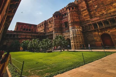 Desde bangalore, vuela a delhi y viaja en coche hasta el taj mahal y el fuerte de agra. incluye recogida en hotel, vuelos, almuerzo y guía privado.