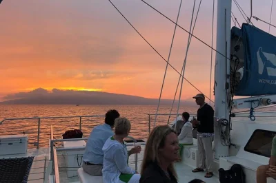 Sinta a brisa de maui numa velejada ao pôr do sol em ma'alaea, com petiscos, música e dois drinks inclusos. observação de baleias na temporada. garanta seu lugar.