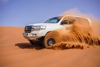 Vivez l’aventure du désert de dubaï avec dune bashing, sandboard, balade à dos de chameau, spectacles live et dîner bbq. prise en charge en 4x4 incluse pour une soirée inoubliable.