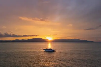Sonnenuntergang auf Phi Phi ab Phuket mit Schwimmen bei Riffhaien
