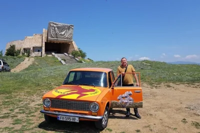 Découvrez l’architecture soviétique de tbilissi lors d’une visite guidée en voiture vaz classique. explorez des quartiers cachés, écoutez des histoires authentiques et savourez des spécialit