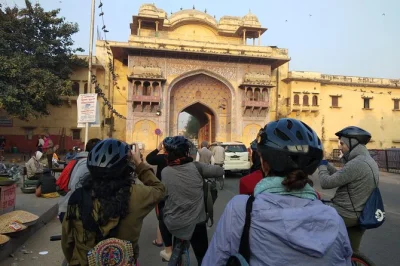 Découvrez jaipur au petit matin à vélo, admirez hawa mahal et le musée albert hall, puis savourez un petit-déjeuner local avec chai. réservez votre visite guidée en petit groupe.