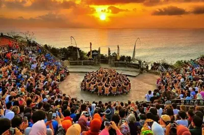 Coucher de soleil à Uluwatu, danse Kecak et dîner à Jimbaran