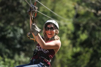 Erlebe 8 aufregende ziplines im dschungel bei mazatlán und genieße danach eine mezcal-verkostung in der destillerie los osuna. snacks, schließfächer und ausrüstung inklusive.