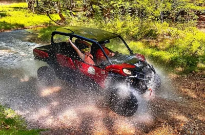 Découvrez les routes sauvages du middle tennessee en can-am guidé : traversées de ruisseaux, grottes, cascades et histoires locales. Équipement et eau inclus.
