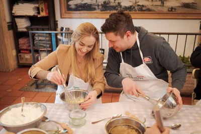 In rom an der piazza navona pizza & tiramisu selbst machen – mit drinks, vorspeisen und einem lokalen koch. inklusive mittagessen und wahl zwischen kaffee oder limoncello.