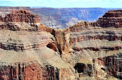 Vive la emoción del gran cañón west rim en grupo pequeño, con paradas guiadas en la presa hoover y el bosque de joshua, más opción de paseo en helicóptero. incluye recogida y almuerzo.