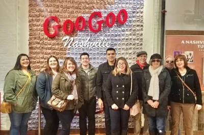 Erlebe nashville broadway bei einer 3-stündigen food & drink tour – bbq, hot chicken, cocktails, lokaler guide und spannende geschichten inklusive.