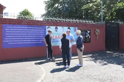 Murales di Falls Road a Belfast con ex prigionieri come guide
