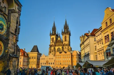 Erkunden sie prags altstadt, die astronomische uhr, das jüdische viertel und mehr bei einer kleinen geführten tour mit zertifiziertem lokalen guide. jetzt platz sichern.