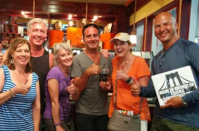 Erlebe brooklyn hautnah bei einer kleinen dumbo-tour – bewundere die brücken, probiere lokale spezialitäten und höre echte geschichten von einem einheimischen. inklusive nyc-lizenzierter guide.