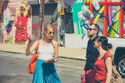 Sinta a energia da arte de rua em bushwick e o clima descontraído de williamsburg com guia francês, grupo pequeno e histórias reais. acesso para cadeirantes incluso.