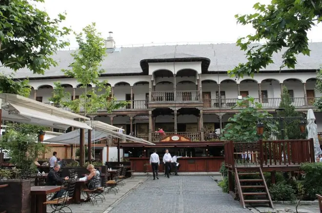 Centro histórico de Bucareste a pé com visita ao Palácio do Parlamento