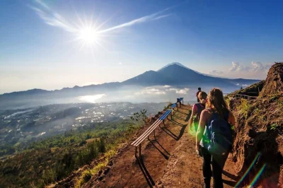 Monte batur a bali: trekking all’alba con guida privata, ingresso incluso e colazione. scopri panorami vulcanici e momenti autentici sull’isola degli dei.