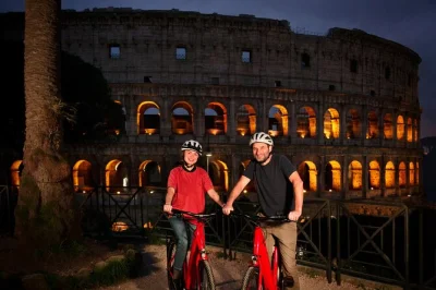 Explore as praças famosas de roma, fontana di trevi e o panteão de e-bike enquanto a cidade brilha ao entardecer. capacete, e-bike cannondale e opção de jantar inclusos.