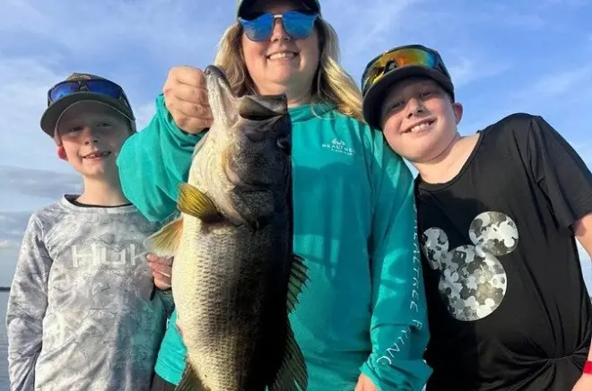 Pesca de robalo no lago Toho perto de Kissimmee