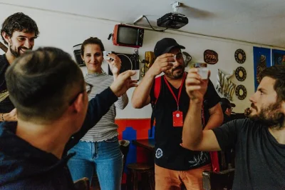 Entdecke bogotas geschmack auf einer geführten food tour durch das historische zentrum. genieße typische gerichte, museumsbesuche und kleine verkostungen in der gruppe.