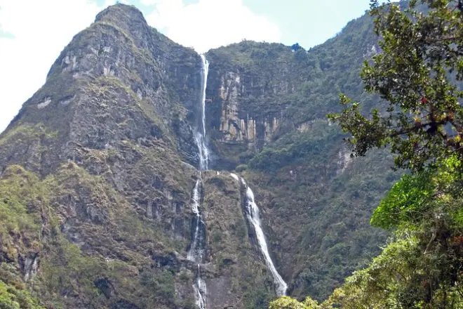 Cachoeiras de girón e lago busa saindo de cuenca