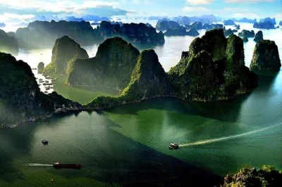 Erlebe die beeindruckenden kalksteinfelsen der halong bay, paddel durch smaragdgrünes wasser, entdecke die sung sot höhle, schwimme an der titop insel und genieße ein frisches meeresfrüchte-mittag