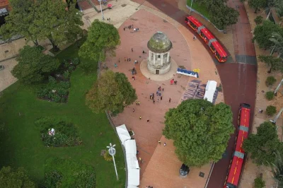 Erlebe bogotas la candelaria bei einer geführten tour mit exotischen früchten und chicha-verkostung. entdecke historische plätze, lokale märkte und highlights. jetzt buchen für ein echtes kulture