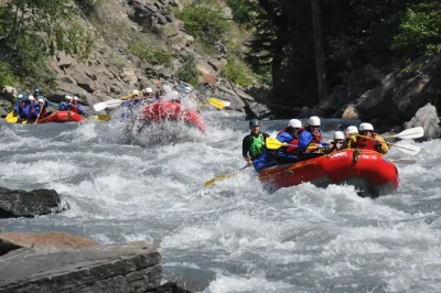 Erlebe den nervenkitzel beim wildwasser-rafting auf dem illecillewaet river bei revelstoke – mit erfahrenen guides, kompletter ausrüstung, hoteltransfer und snack am flussufer.
