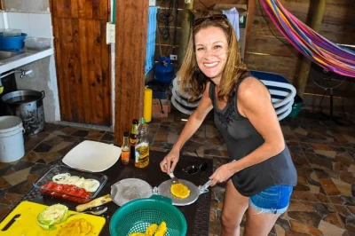 Descubra o mercado bazurto em cartagena, aprenda a cozinhar pratos caribenhos em uma cabana à beira-mar e aproveite um almoço com chef local. inclui transporte e bebidas.