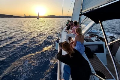 Sinta a brisa de barcelona num cruzeiro ao pôr do sol saindo do port olímpic, com vista para a cidade, bar aberto, petiscos e um skipper local guiando pela costa.