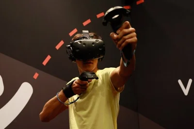 Découvrez une aventure vr collaborative à paris avec vos proches, guidée par des locaux. photo d’équipe incluse et accès total. réservez facilement votre place.