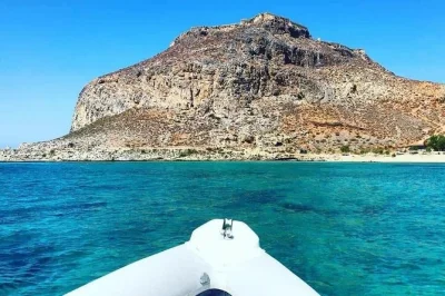 Disfruta de una excursión privada en barco desde kissamos a la laguna de balos y la isla de gramvousa, con paradas para nadar, equipo de snorkel incluido y capitanes locales que te guiarán.