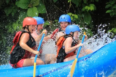 Erlebe aufregendes wildwasser-rafting am savegre river bei manuel antonio mit lokalem guide, snackpause am wasserfall und inklusive mittagessen. abholung vom hotel inklusive.