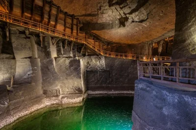 Visita la mina de sal de wieliczka con una excursión guiada que incluye entradas, transporte y conductor de habla inglesa. grupo pequeño, recogida puerta a puerta, wifi incluido.