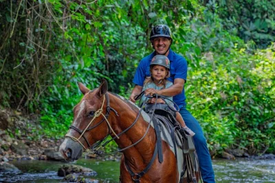 Vive la esencia de costa rica con un paseo a caballo cerca del volcán arenal, recorriendo senderos entre bosques y vistas al volcán con guía local. incluye agua embotellada y todo el equipo.