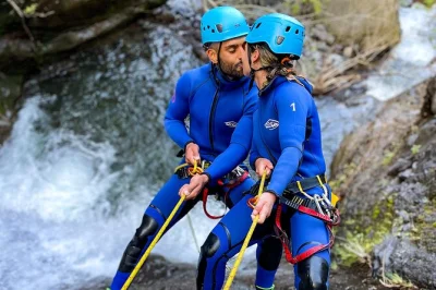 Découvrez le canyoning à madeira : descente de cascades, sauts dans des piscines naturelles et exploration de forêts luxuriantes. Équipement, transfert et photos inclus.