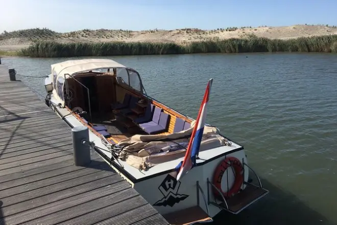 Electric boat tour Hoorn: Harbor highlights with a live guide
