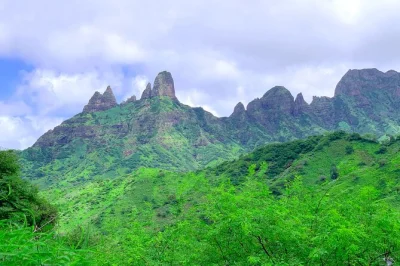 Descubra a ilha de santiago: aprenda a fazer cuscuz com moradores, explore o mercado de assomada e aproveite a praia de tarrafal. transporte incluso saindo de praia e oficina prática.