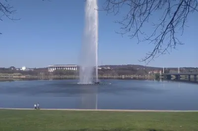 Canberra Day Tour: Hop on hop off, all attractions free entry