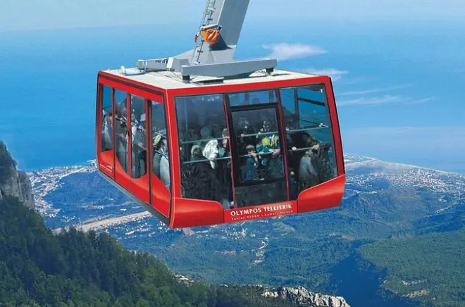 Vistas desde 2.365 m en teleférico del monte Olympos en Kemer