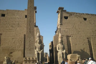 Vuela desde el cairo para un día exprés en luxor: recorre las columnas de karnak, visita la tumba de tutankamón y contempla los colosos de memnón. incluye recogida en hotel y guía egiptólogo.