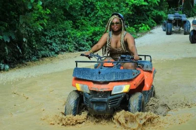 Vivez l’adrénaline à cancun avec une balade en quad dans la jungle maya, survolez 4 tyroliennes, goûtez la tequila locale et profitez d’un déjeuner. transfert et guide inclus.