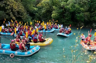 Erlebe rafting auf dem kristallklaren voidomatis in zagori, gleite unter alten steinbrücken, genieße lokales baklava und profitiere von abholung und kompletter ausrüstung.
