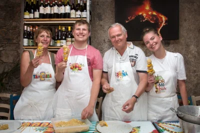 Scopri taormina con un corso di cucina siciliana: visita al mercato locale, pasta fatta a mano e pranzo rilassato con vino e ingredienti freschi inclusi.