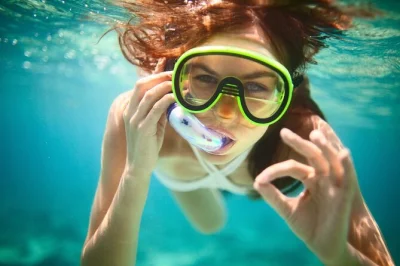 Parti da hurghada verso orange bay per snorkeling, sport acquatici e un pranzo a buffet su uno yacht. include trasferimento dall’hotel, bevande e relax sulla spiaggia di sabbia bianca.