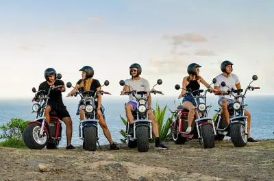 Plages et chemins de St. Lucia en scooter électrique